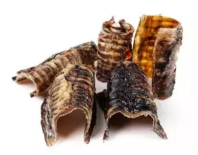 Tessu Naudan henkitorvipala 1kg - Koiran kuivatut lihaherkut - 3973565353652 - 2