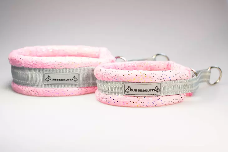 Kusse&Kutta PK-panta Pehmo Kimalle v.pun - Puolikiristävät pannat - 6430078948395 - 1