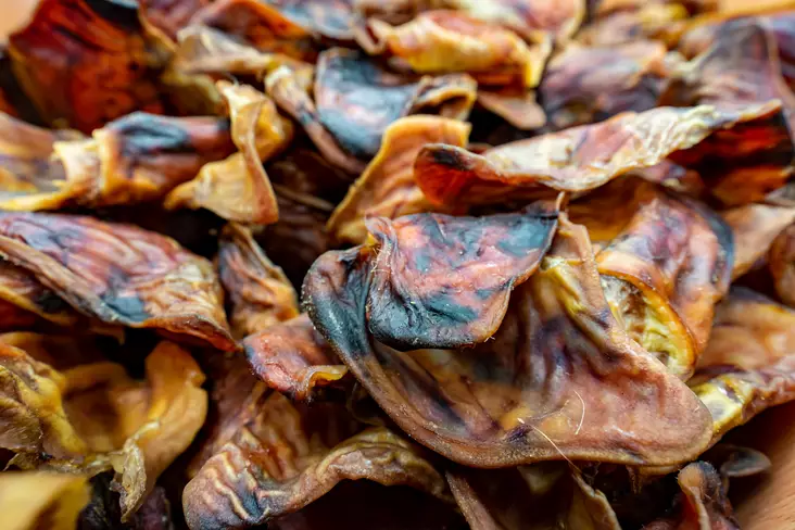 Kotimainen possunkorvalaatikko 1,5kg - Koiran kuivatut lihaherkut - 6420614792087 - 1